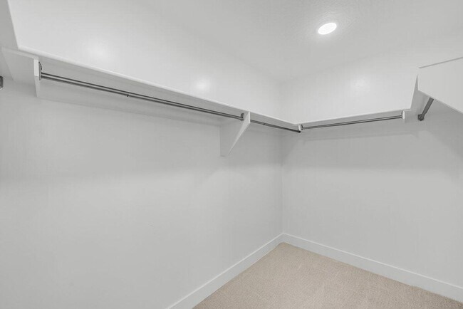 Building Photo - Stunning End-Unit in South Desert Townhomes