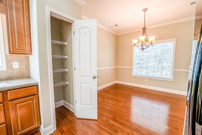 Building Photo - West Hills House 3BR/ 2.5BA, 2 Car garage, primary bedroom on main level