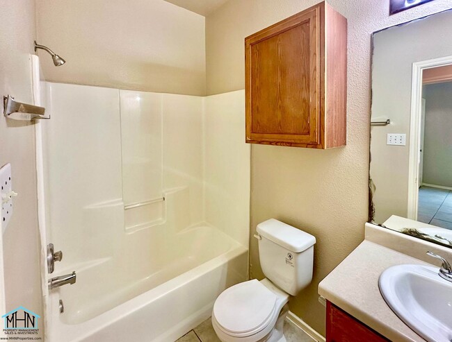 Building Photo - Charming Duplex for Rent: Your Ideal Home Awaits!