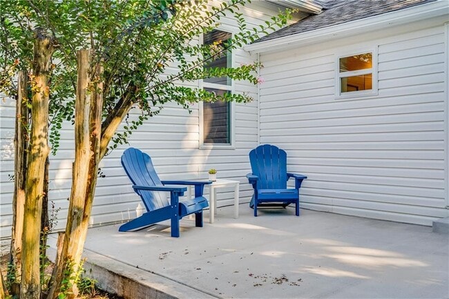 Building Photo - 319 S College Ave