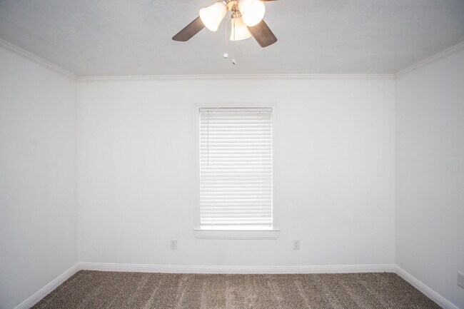 Building Photo - Move-In Ready! Stunning Home with Modern U...