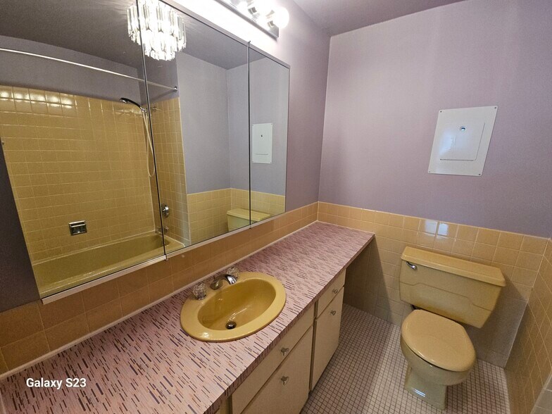 Building Photo - 6033 N Sheridan Rd