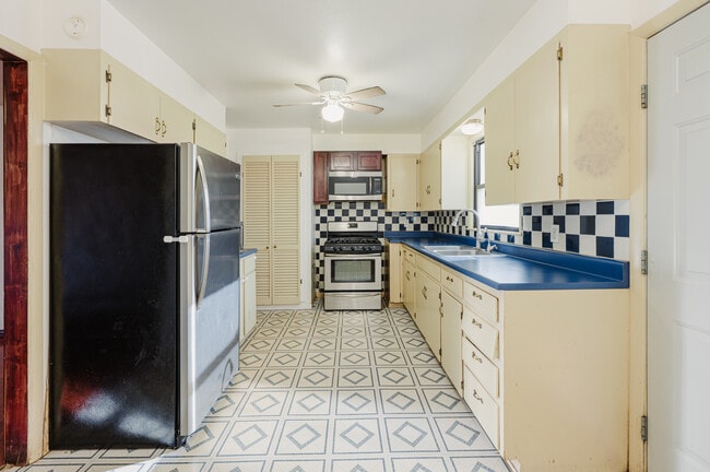 Building Photo - 610 E 54th St