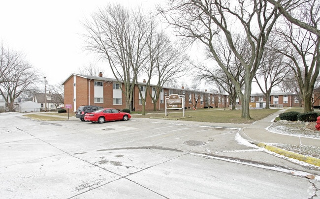 Primary Photo - Chippendale Court Apartments