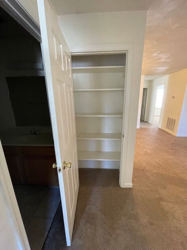 Building Photo - 4 Bedroom 2 Bath Apartment Top Floor