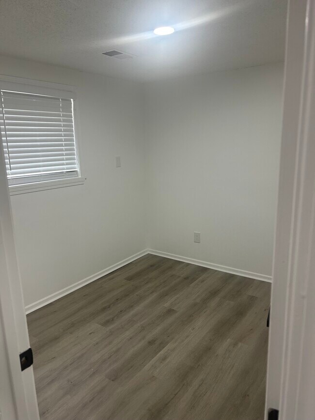 Building Photo - 3803 NE Colonial Dr