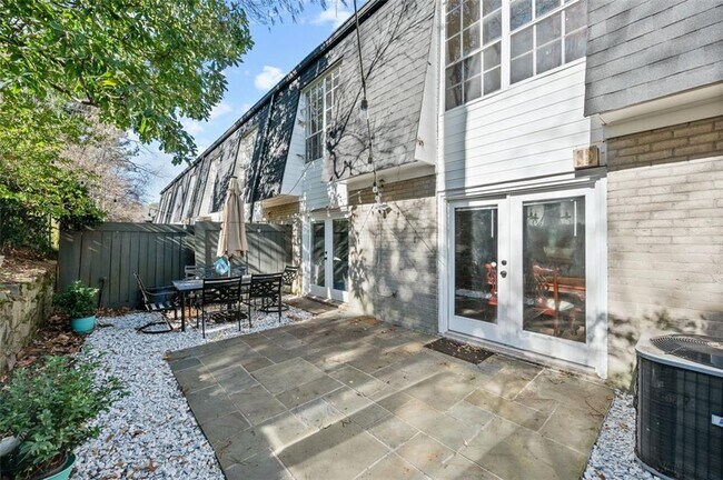 Building Photo - 5120 Chemin De Vie NE