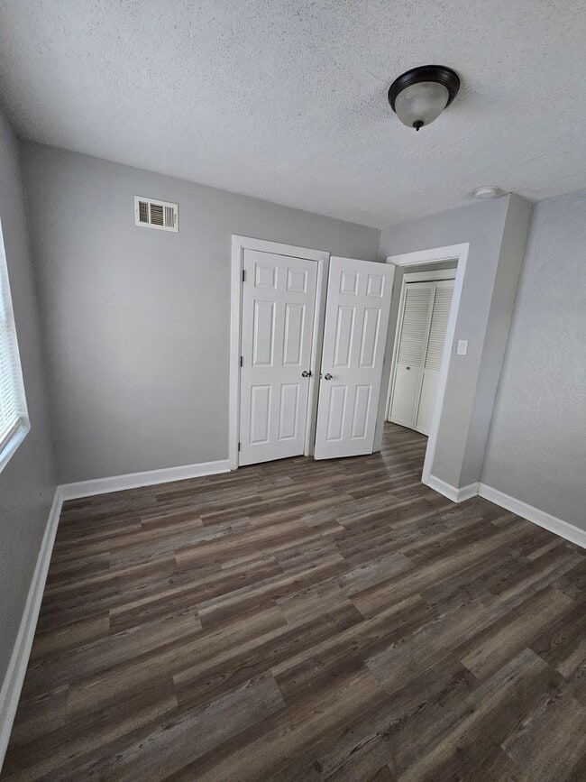 Building Photo - 2 bedrooms 1 bath renovated ready for move in