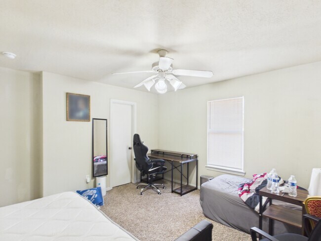 Building Photo - 513 Camp Ct