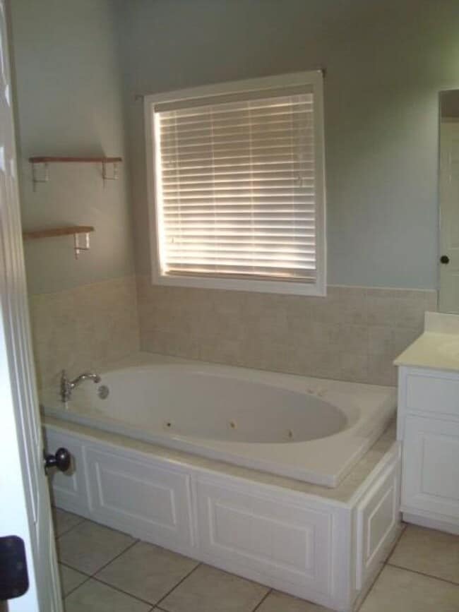 Building Photo - Ready to Rent!