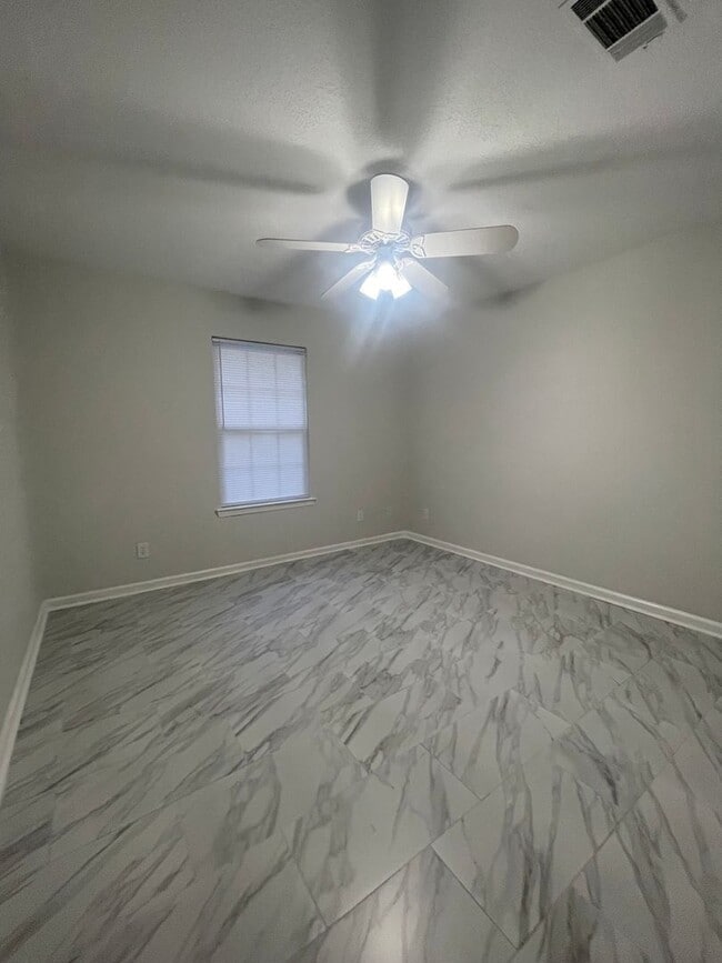 Building Photo - 202 Leeswood Cir