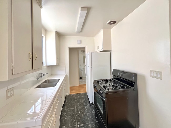 Kitchen - 1342 Yale St