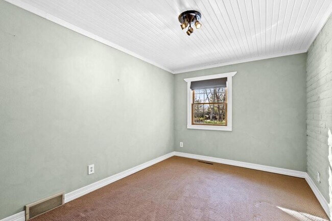 Building Photo - 306 Lona Dr