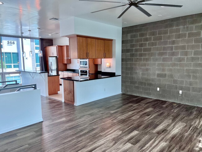 Building Photo - 378 S Farmer Ave
