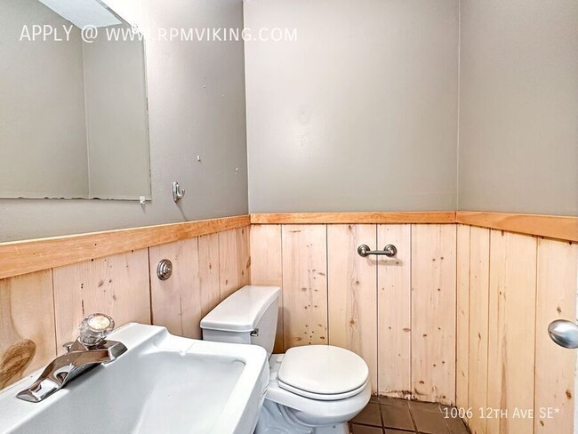 Building Photo - 3 Bed 2 Bath with Dishwasher, Laundry - Fa...