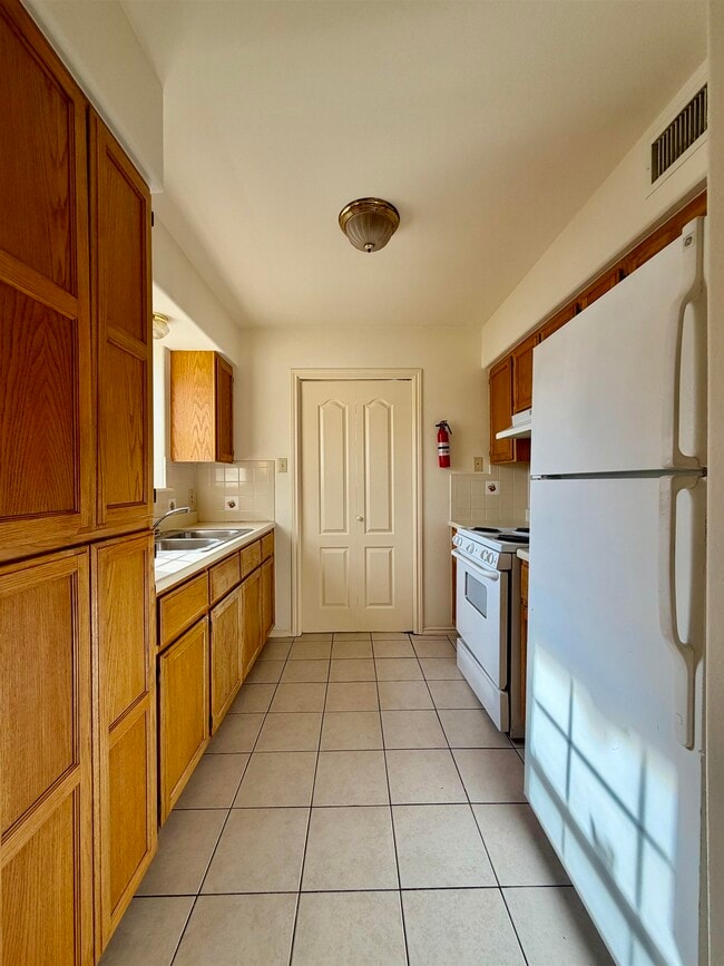 Building Photo - 206 E Canal St