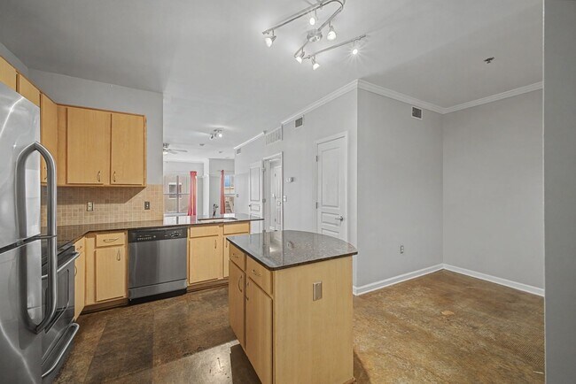 Building Photo - Penthouse-level 1 bed / 1 bath Condo at Bristol on Broadway