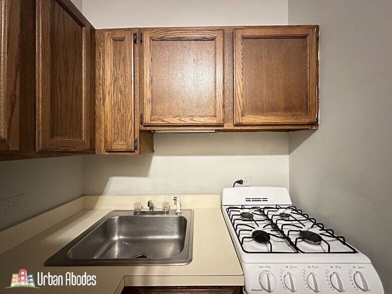 Building Photo - 515 W Melrose St