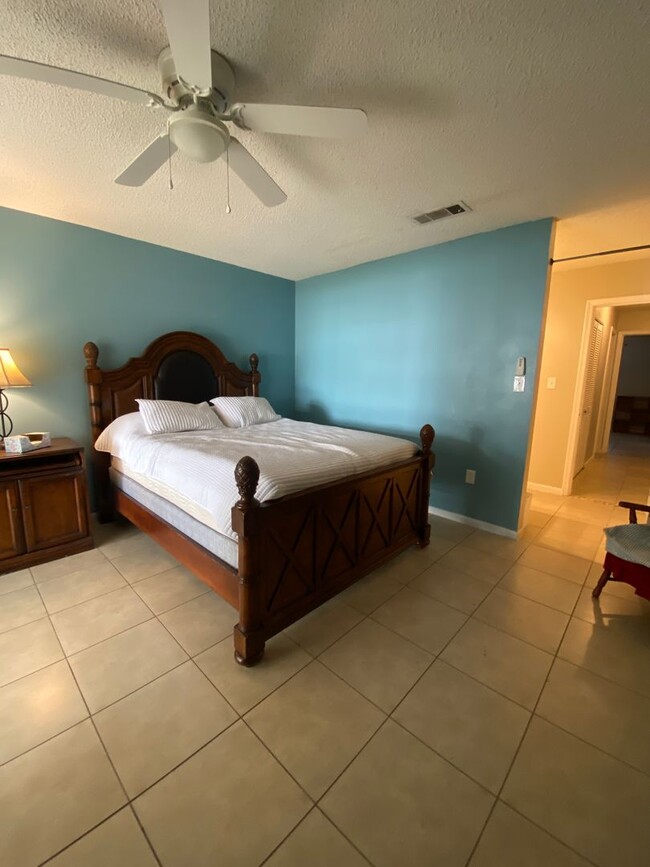 Building Photo - Beautiful Lakefront Condo!