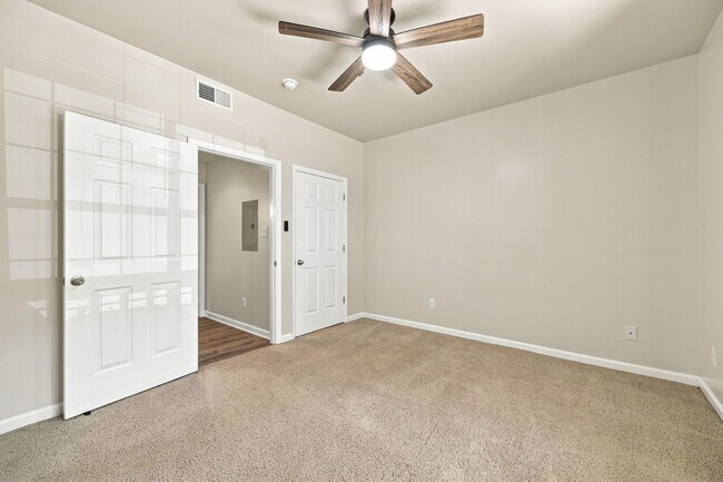 Building Photo - 270 Riverbend Dr