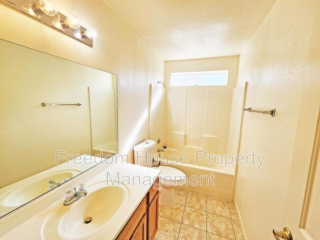 Building Photo - 2321 E Calvada Blvd