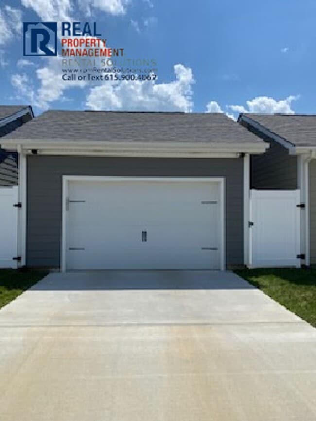 Building Photo - Like new 3 bd townhome in Smyrna with garage, neighborhood pool!