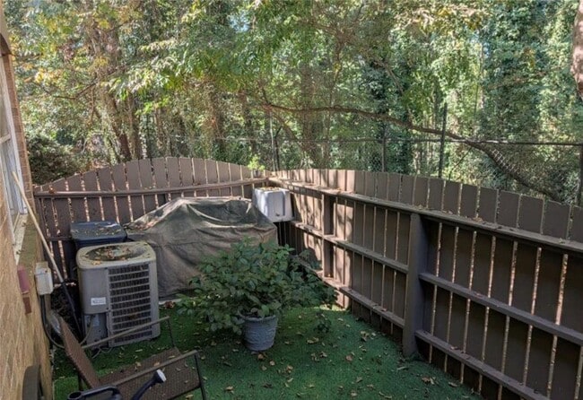 Building Photo - 6980 Roswell Rd