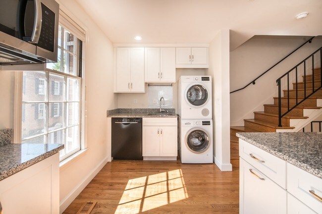 Building Photo - 2527 Queen Annes Ln NW