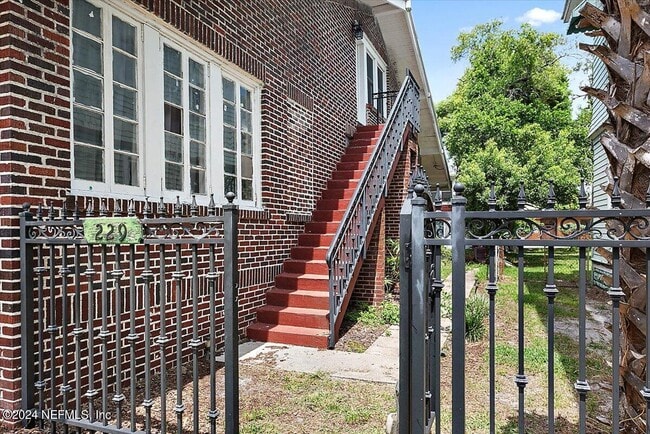 Primary Photo - 231 W 10th St