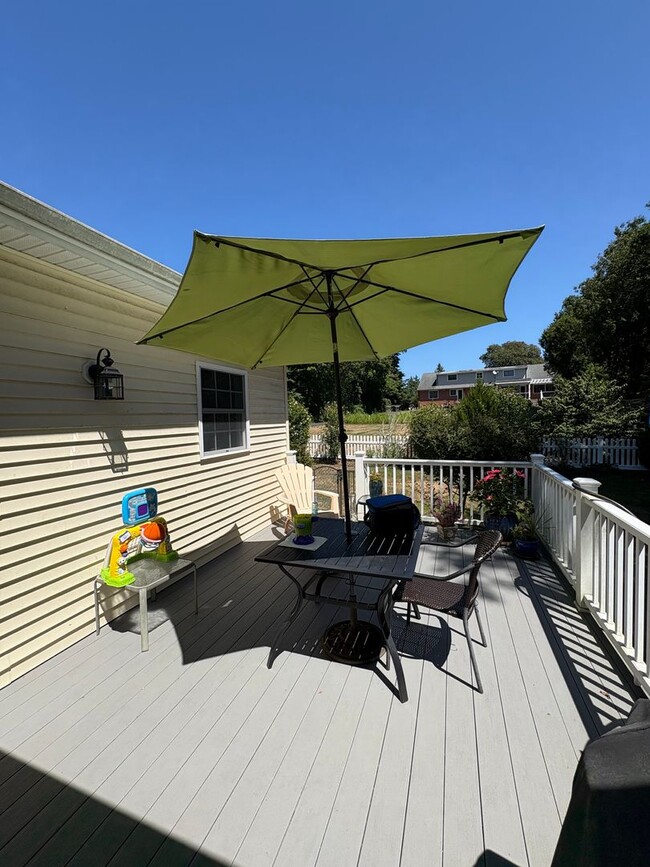 Building Photo - 2 Bed - 1.5 Bath: Single Family in New Lon...