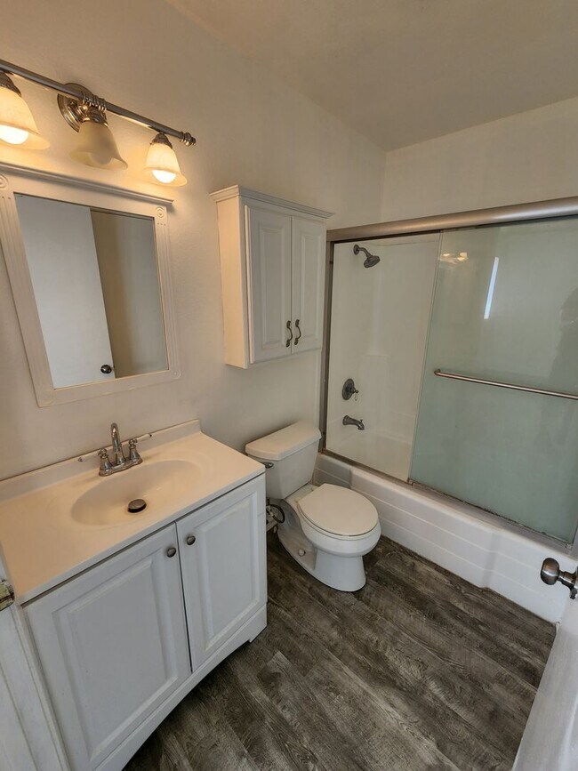 Building Photo - Upstairs One Bed, One Bath
