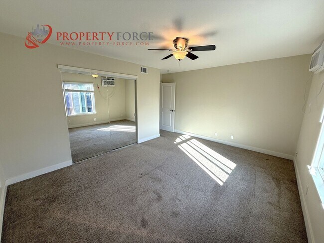 Building Photo - 946 Tamarack Ln