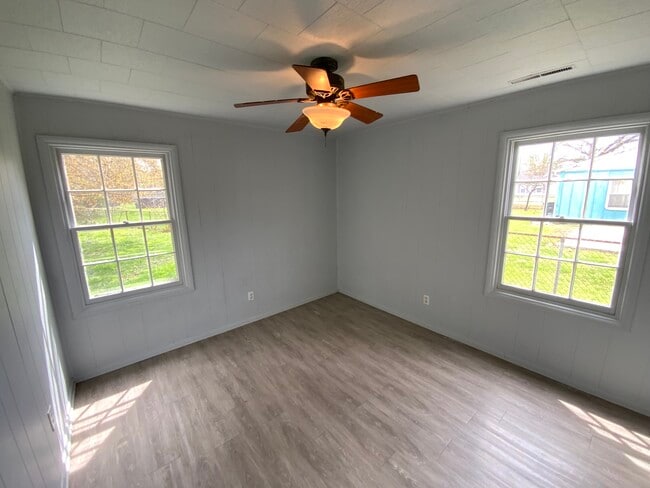 Building Photo - 1504 Edgewood Dr