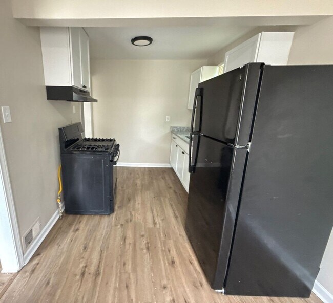 Building Photo - This beautifully updated 3-bedroom, 1-bath...