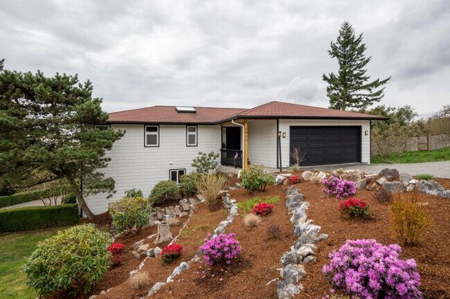 Front - 2433 Crestline St