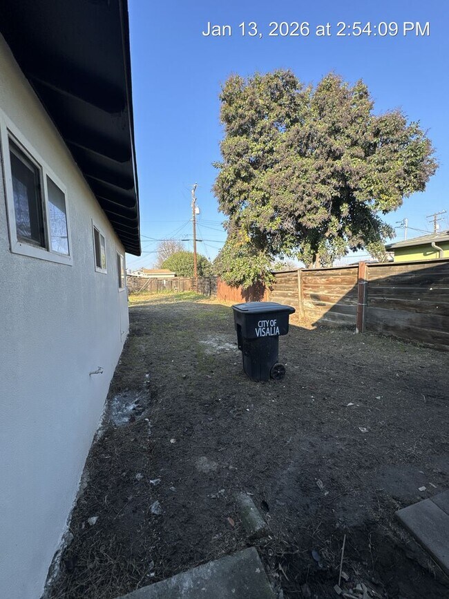 Building Photo - Charming Home Available Now!!