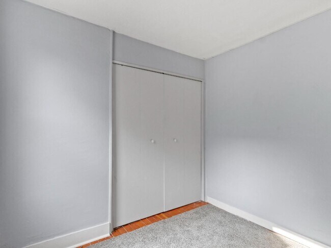 Building Photo - 930 E Dayton St