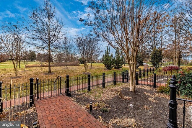 Building Photo - 10777 Symphony Park Dr