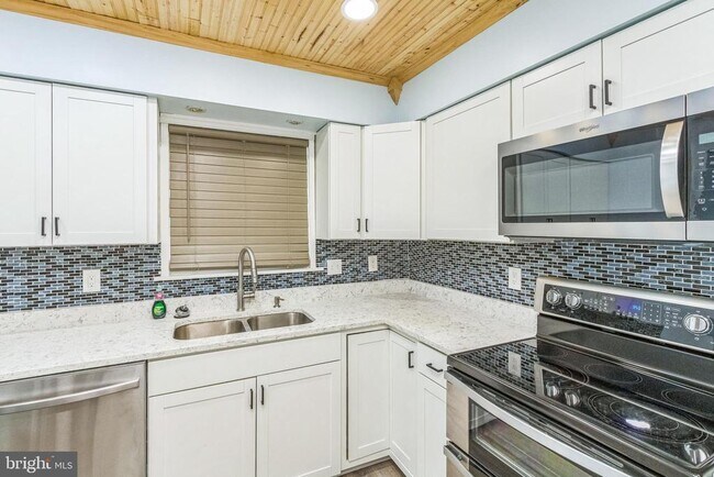Building Photo - 311 Oakridge Dr