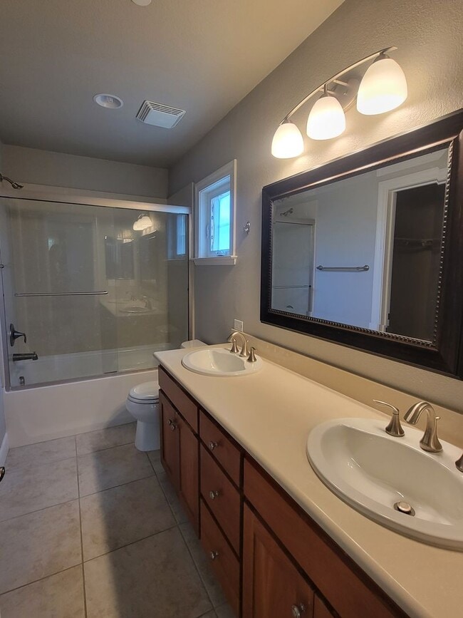 Building Photo - Charming Midtown Petaluma  – 3 Bed, 2.5 Bath