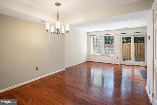 Building Photo - 3395 Lakeside View Dr