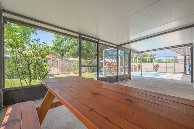 Building Photo - Beautifully updated Pool Home