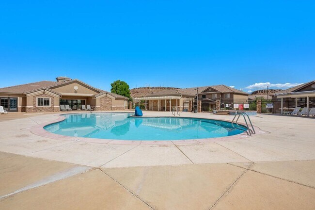 Building Photo - Beautiful 3 Bedroom Townhome In Hidden Valley Heights