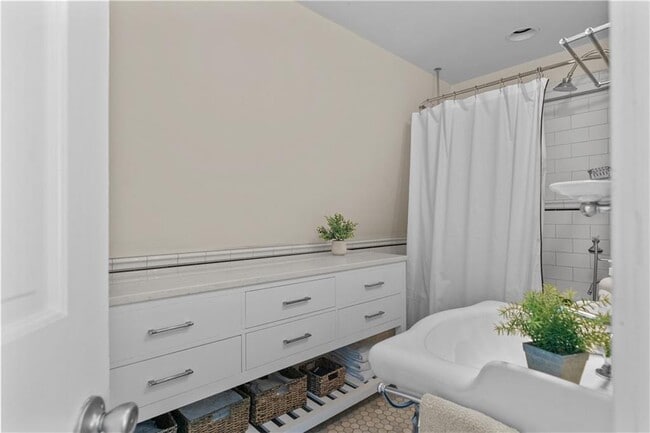 Building Photo - 99 Coggeshall Ave