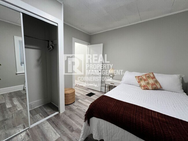 Building Photo - Cozy 2-Bedroom Near WMU & Downtown Kalamazoo!