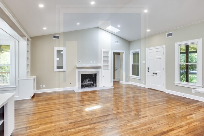 Building Photo - 1321 Bonham Terrace
