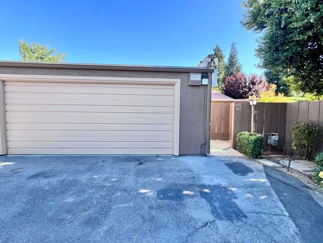 Building Photo - $2,295 Shaw & Van Ness, 3 Bedroom Condo- S...