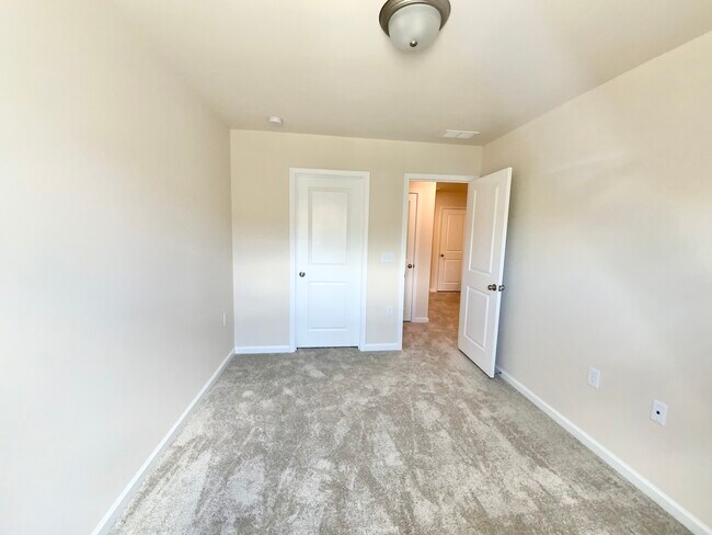 Building Photo - 836 Falls Grove Trl