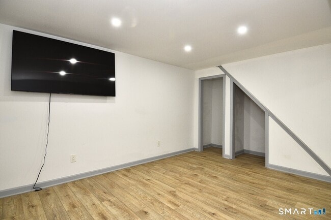Building Photo - 170 Sequoia Rd