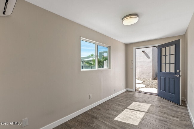 Building Photo - 5247 N 8th Pl